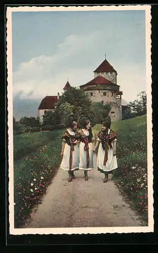 AK Vaduz, Schloss und drei Frauen in Liechtensteiner Tracht