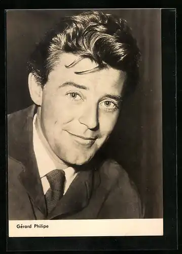 AK Schauspieler Gerard Philipe freundlich lächelnd