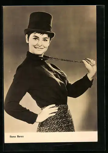 AK Schauspielerin Ilona Beres mit Hut und Halskette