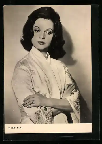 AK Schauspielerin Nadja Tiller mit verschränkten Armen