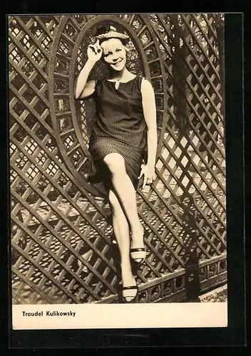 AK Schauspielerin Traudel Kulikowsky, auf einem Gitter sitzend