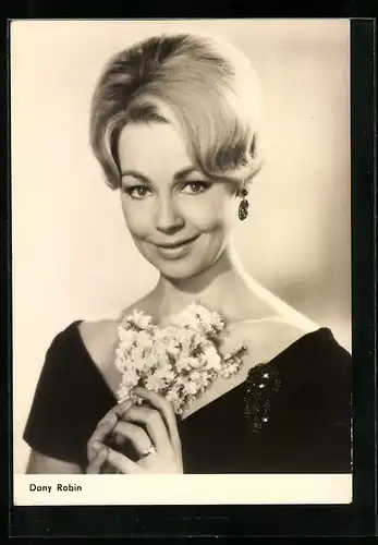AK Schauspielerin Dany Robin, mit Blumenstrauss in den Händen