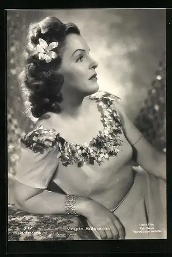 AK Schauspielerin Magda Schneider, mit Blüte im Haar