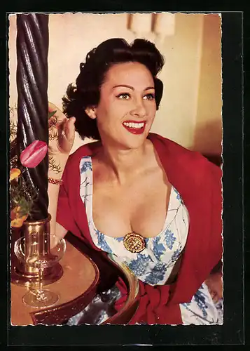 AK Schauspielerin Martine Carol an einem Tisch sitzend