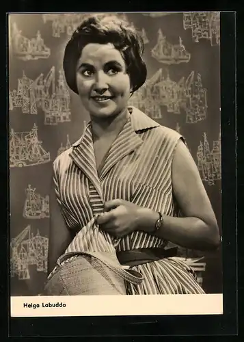 AK Schauspieler Helga Labudda lächelnd mit Tasche in der Hand