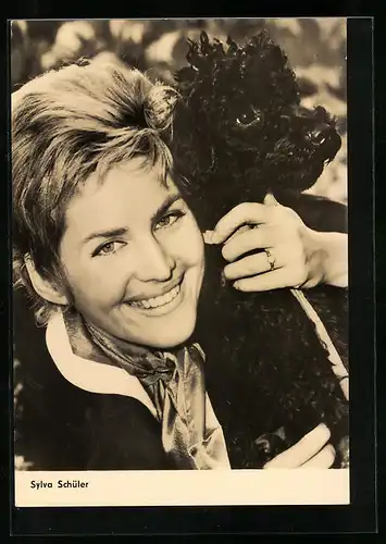 AK Schauspielerin Sylva Schüler mit Hund