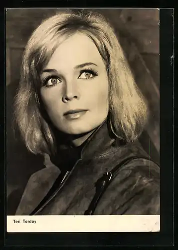 AK Schauspielerin Teri Torday nach oben blickend