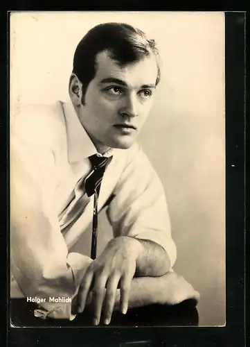 AK Schauspieler Holger Mahlich mit aufgestütztem Arm