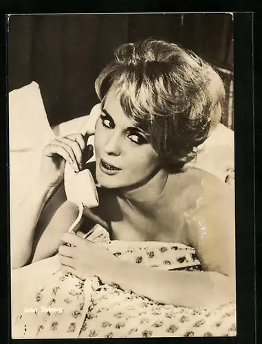 AK Schauspielerin Jean Seberg mit Telefon im Bett liegend