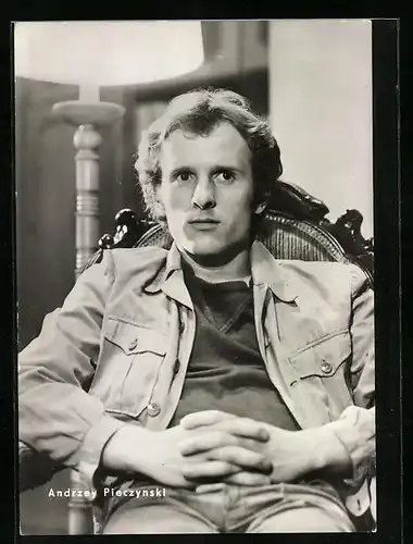 AK Schauspieler Andrzey Pieczynski auf einem Stuhl sitzend