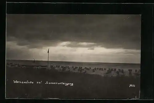 AK Warnemünde, Strandansicht bei Sonnenuntergang