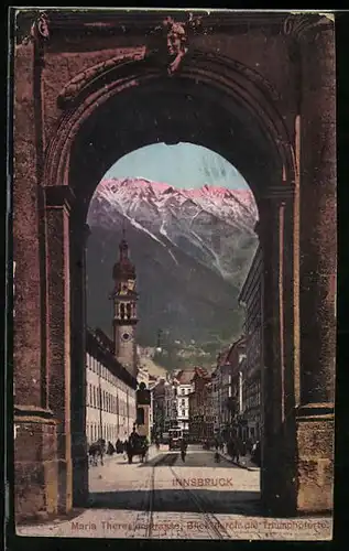 AK Innsbruck, Maria Theresienstrasse, Blick durch die Triumphpforte mit Strassenbahn