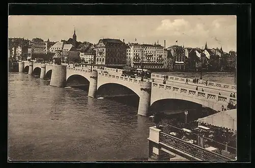 AK Basel, Mittlere Rheinbrücke mit Gross-Basel und Strassenbahn