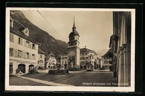 AK Altdorf, Dorfplatz mit Telldenkmal und Strassenbahn