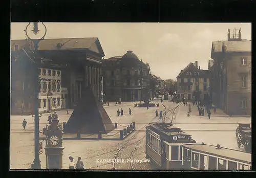AK Karlsruhe, Strassenbahn auf dem Marktplatz