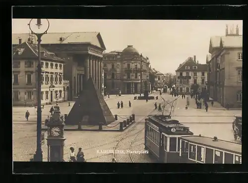 AK Karlsruhe, Strassenbahn auf dem Markplatz