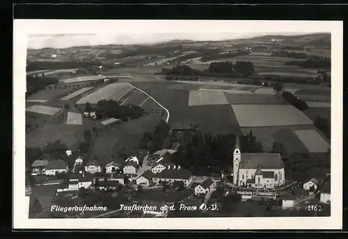 AK Taufkirchen a. d. Pram /O.-D., Teilansicht mit Kirche, Fliegeraufnahme