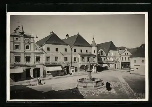 AK Grein an der Donau /Strudengau, Strassenpartie mit Georg Laimer`s Gasthof zum goldenen Löwen, Geschäften und Brunnen