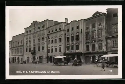 AK Enns /O. D., platz mit Gasthaus zum Schiff und Museum