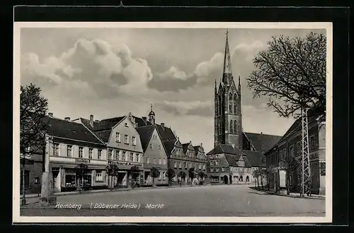AK Kemberg /Dübener Heide, Markt mit Geschäften und Kirche
