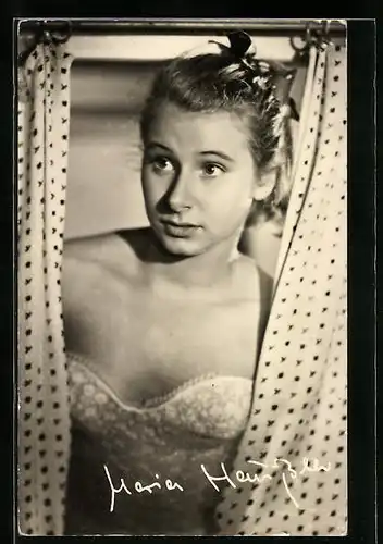 AK Schauspieler Maria Häussler durch ein Fenster blickend