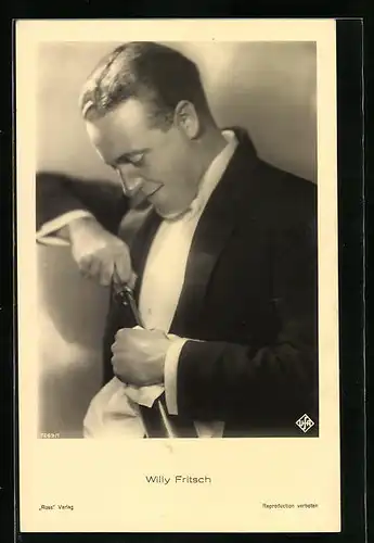 AK Schauspieler Willy Fritsch eine Weinflasche öffnend