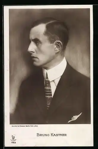 AK Schauspieler Bruno Kastner ernst zur Seite blickend