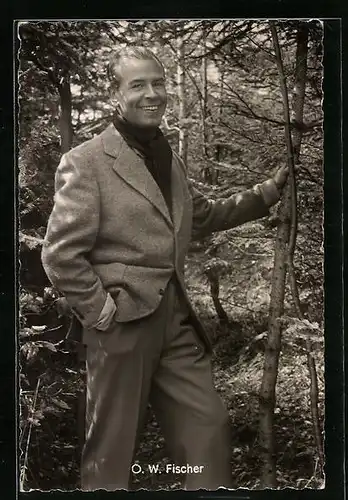 AK Schauspieler O.W. Fischer im Wald stehend