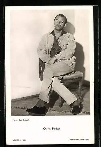 AK Schauspieler O.W. Fischer auf einem Stuhl sitzend