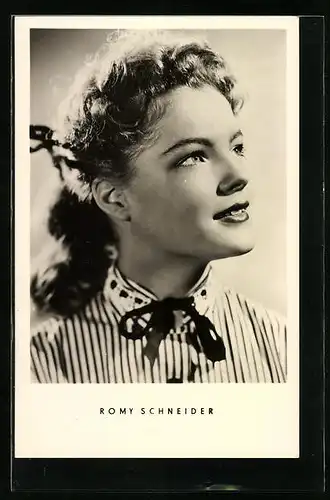 AK Schauspielerin Romy Schneider nach oben blickend