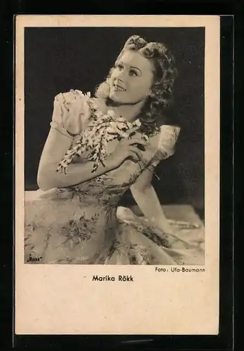AK Schauspielerin Marika Rökk mit Blüten in der Hand