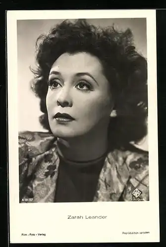 AK Schauspielerin Zarah Leander nach oben blickend