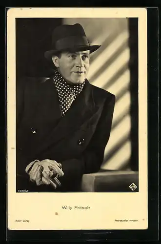 AK Schauspieler Willy Fritsch mit Hut und Mantel