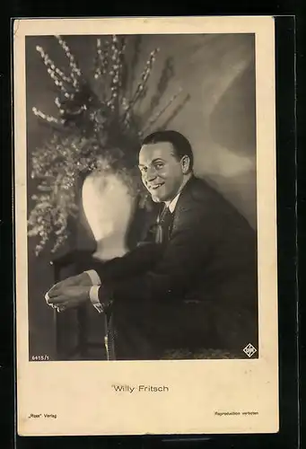 AK Schauspieler Willy Fritsch auf euinem Stuhl sitzend