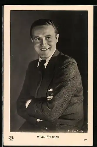 AK Schauspieler Willy Fritsch mit verschränkten Armen
