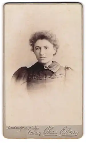 Fotografie Cahs. Eden, Ealing, Portrait schöne junge Frau mit Brosche am Blusenkragen