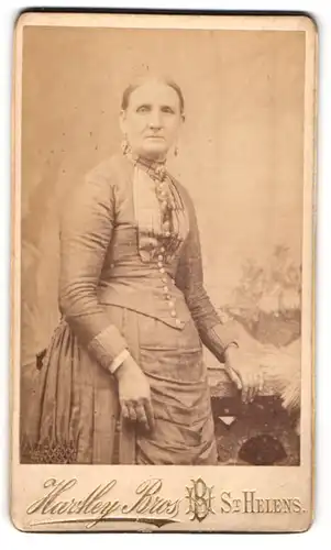 Fotografie Hardley Bros, St. Helens, Portrait einer elegant gekleideten Frau