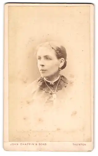 Fotografie John Chaffin and Sons, Taunton, Portrait schöne junge Frau mit elegantem Ohr- und Halsschmuck