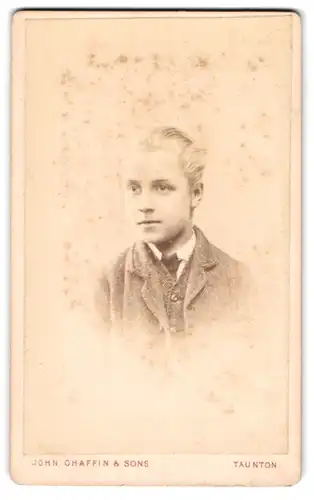 Fotografie John Chaffin and Sons, Taunton, Portrait blonder junger Mann im grauen Jackett