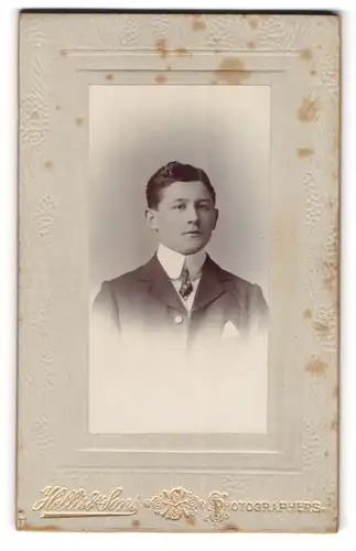 Fotografie Hellis & Sons, London, Portrait junger Mann mit Krawatte im Jackett
