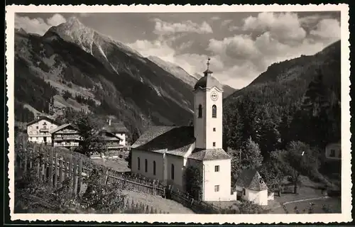 Fotografie unbekannter Fotograf, Ansicht Brandberg / Zillertal, Ortsansicht mit Kirche