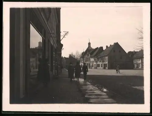 Fotografie unbekannter Fotograf, Ansicht Treuenbrietzen, Strassenansicht mit Ladengeschäft