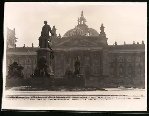 Fotografie unbekannter Fotograf, Ansicht Berlin, Bismarck-Statue vor dem Reichstag