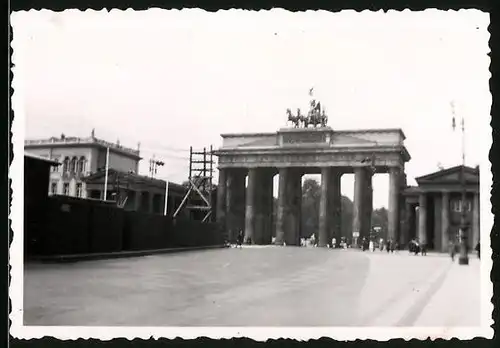 Fotografie unbekannter Fotograf, Ansicht Berlin, Brandenburger Tor, Pariser Platz am 26.5.1935