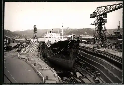 Fotografie unbekannter Fotograf, Ansicht Yokosuka / Japan, Frachtschiff Kollbryn bei Reparaturarbeiten im Trockendock