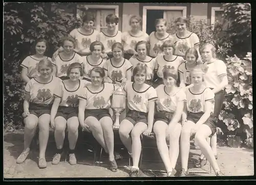 Fotografie Ansicht Wilmersdorf, Mädchen in Sportbekleidung mit Pokal, Quer durch Wilmersdorf Mannschaft 1925