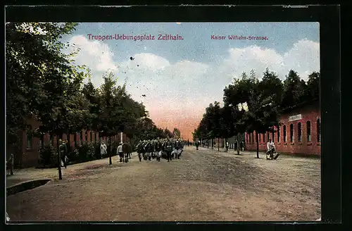 AK Zeithain, Soldaten mit geschulterten Gewehr marschieren auf der Kaiser Wilhelm-Strasse
