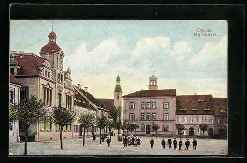 Relief-AK Ostritz, Strassenpartie am Marktplatz