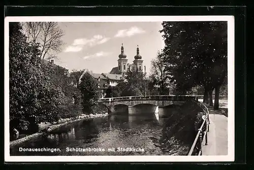 AK Donaueschingen, Flusspartie mit Schützenbrücke und Stadtkirche