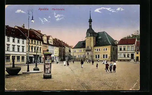 AK Apolda, Marktplatz mit Litfasssäule und Rathaus